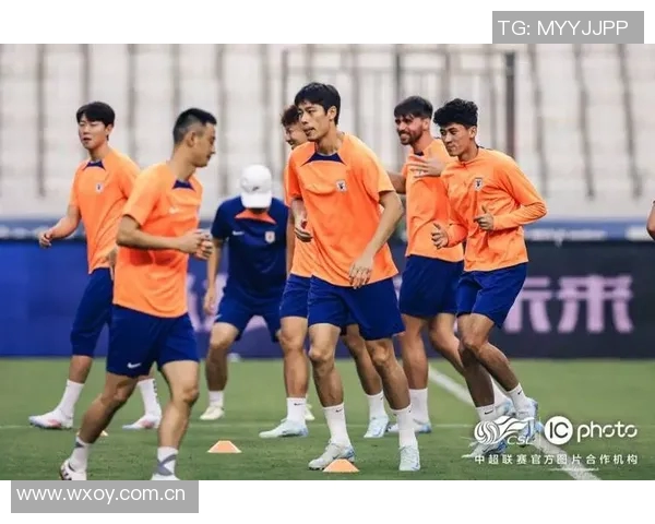 山东泰山队在武汉体育中心进行赛前踩场训练为即将到来的比赛做好准备