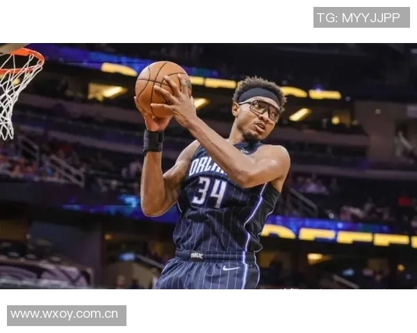 身材高挑的里斯身穿尼克斯配色大衣观战NBA绯闻男友小卡特为魔术出战