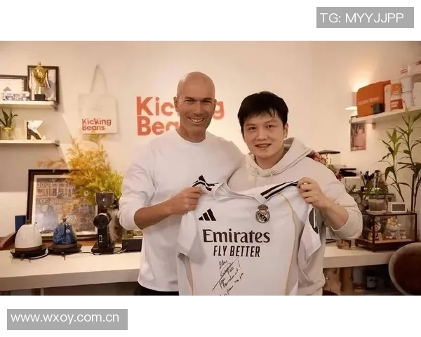 樊振东晒齐达内签名球衣照片期待未来与齐祖共踢足球的美好时刻