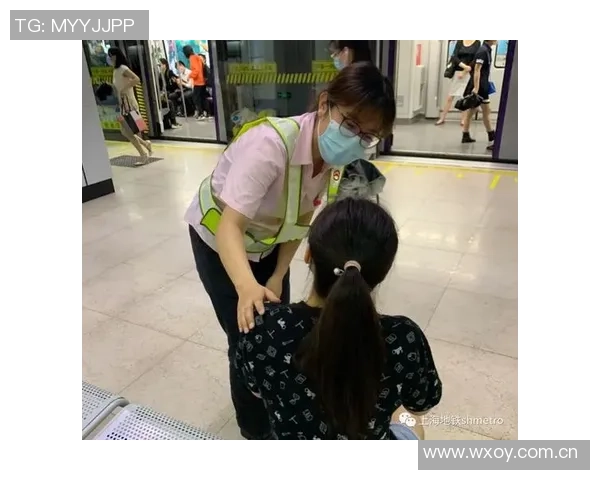 克劳奇不慎遗失妻子生日礼物地铁乘客拾获后及时归还车站