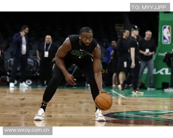 杰伦布朗轻松发挥9投5中贡献15分7篮板4助攻展现全能实力